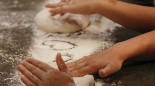 Para los niños, hacer pan es parte de su ritmo en la escuela